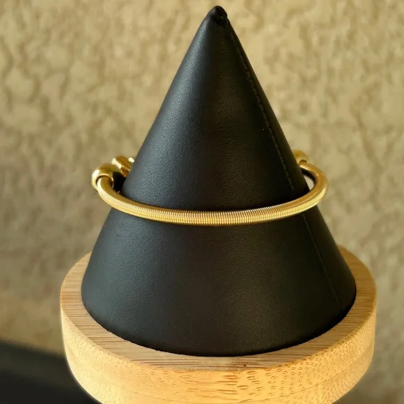 Stylish Gold and White Clover Stretch Bracelet - Picture 4 of 6